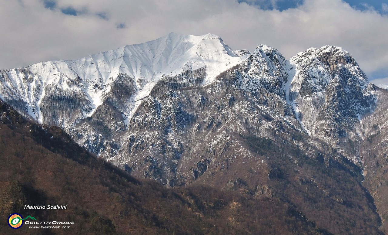 30 Il Baciamorti e a destra la Corna del Colonnello....JPG